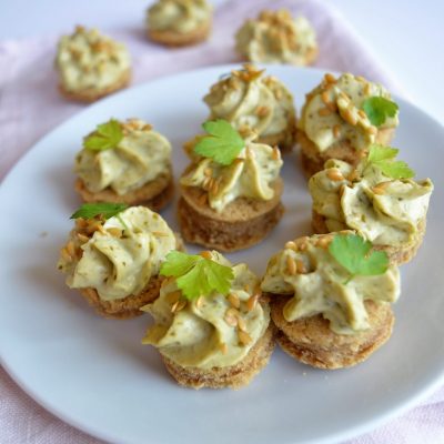 Croq Chèvre au pesto et graines de lin